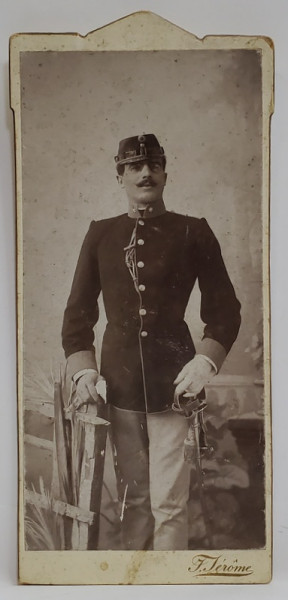 FOTOGRAF F. JEROME , CARANSEBES , MILITAR IN UNIFORMA CU SABIA , FOTO CABINET , CCA . 1900