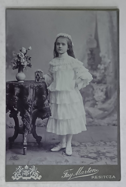 FOTOGRAF FAY MARTON , RESITA , FETITA CU ROCHIA ALBA CU BIBLIA IN MANA , FOTO CABINET , CCA. 1900