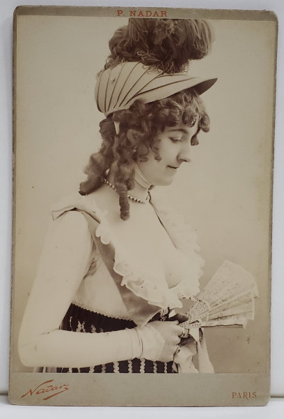 FOTOGRAF FELIX NADAR , PARIS , DOAMNA CU EVANTAI , FOTOGRAFIE TIP CABINET , SFARSITUL SEC. XIX