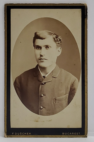 FOTOGRAF FRANZ DUSCHEK , BUCURESTI , FOTOGRAFIE C.D.V. , TANAR IN STUDIO , SFARSITUL SEC. XIX