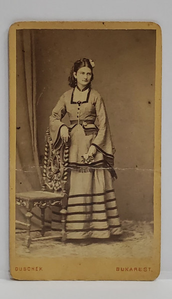 FOTOGRAF FRANZ DUSCHEK , BUCURESTI , TANARA CU FLOARE IN PAR , FOTOGRAFIE C.D.V. , SFARSITUL SEC. XIX