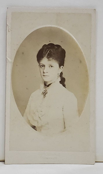 FOTOGRAF FRANZ DUSCHEK , BUCURESTI , TANARA CU ROCHIE ALBA , FOTOGRAFIE TIP C.D.V. , SFARSITUL SEC .XIX, MEDALION IN RELIEF, EMBOSATA