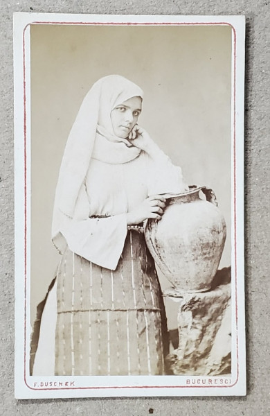 FOTOGRAF FRANZ DUSCHEK , BUCURESTI , TANARA IN PORT POPULAR , CU ULCIORUL , FOTOGRAFIE TIP C.D.V. , SFARSITUL SEC. XIX