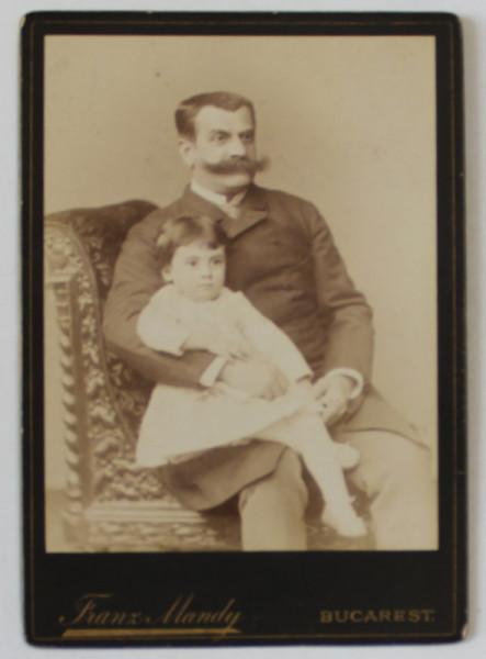 FOTOGRAF FRANZ MANDY , BUCURESTI , BARBAT CU FETITA IN STUDIO , FOTOGRAFIE CABINET , SFARSITUL SEC. XIX