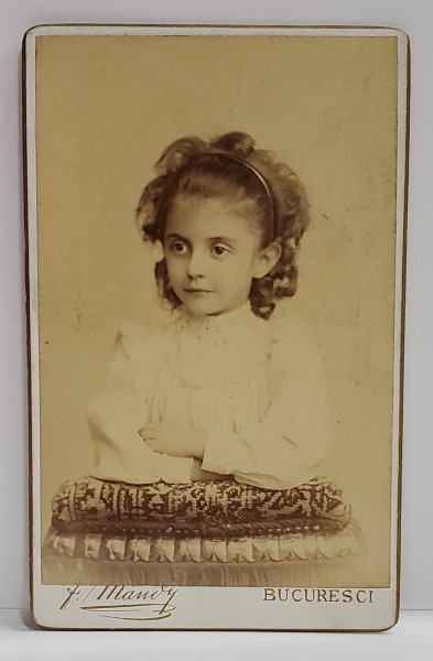 FOTOGRAF FRANZ MANDY , BUCURESTI, FETITA CU ROCHITA ALBA , FORMAT C.D.V. , CCA. 1900