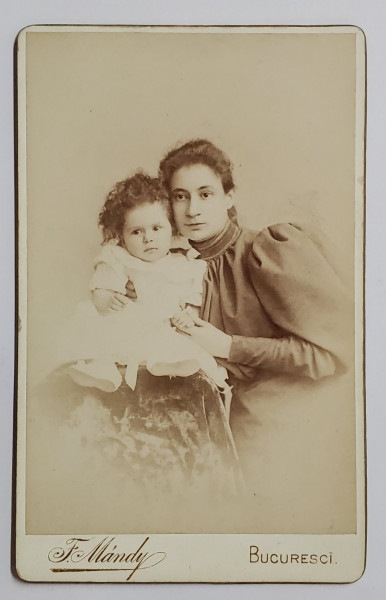 FOTOGRAF FRANZ MANDY , BUCURESTI , MAMA CU FETITA IN STUDIO , FOTOGRAFIE TIP C.D.V. , SFARSITUL SEC. XIX