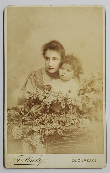FOTOGRAF FRANZ MANDY , BUCURESTI , MAMA CU FETITA SI FLORI DE LILIAC , FOTOGRAFIE TIP C.D.V. , SFARSITUL SEC. XIX