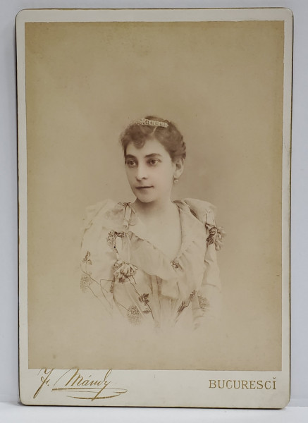 FOTOGRAF FRANZ MANDY , BUCURESTI , TANARA CU DIADEMA IN PAR , FOTOGRAFIE CABINET , SFARSITUL SEC. XIX
