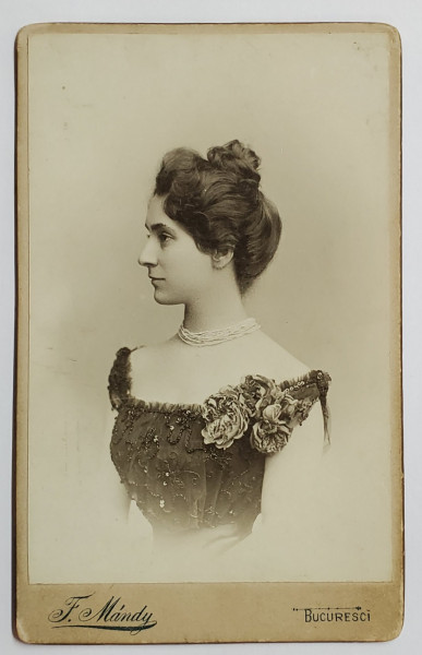 FOTOGRAF FRANZ MANDY , BUCURESTI , TANARA CU ROCHIE SI TRANDAFIRI ORNAMENTALI , FOTOGRAFIE TIP C.D.V. , SFARSITUL SEC. XIX
