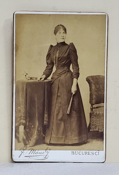 FOTOGRAF FRANZ MANDY , BUCURESTI , TANARA IN STUDIO , FOTOGRAFIE TIP C.D.V. , SFARSITUL SEC. XIX