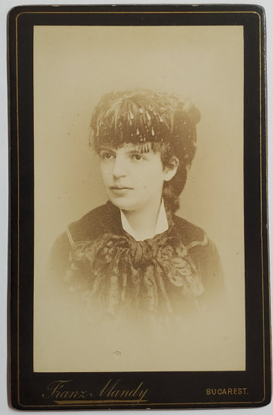 FOTOGRAF FRANZ MANDY , BUCURESTI , TANARA POZAND IN STUDIO , FOTOGRAFIE TIP C.D.V. ,  INCEPUTUL SEC. XX