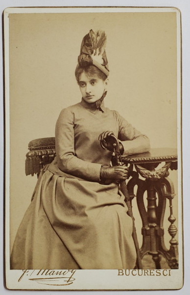 FOTOGRAF FRANZ MANDY , TANARA CU PALARIE SI UMBRELA , IN STUDIO , FOTOGRAFIE TIP C.D.V. , SFARSITUL SEC. XIX