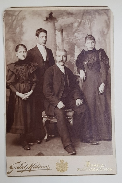 FOTOGRAF G. JUL . MAISNER , BRAILA , FOTOGRAFIE DE FAMILIE , TIP CABINET , 1893