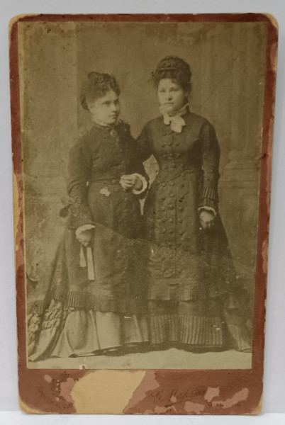 FOTOGRAF GEORGES MAKSAY , GALATI, DOUA DOAMNE CU ROCHII NEGRE, FOTO CABINET , CCA. 1900