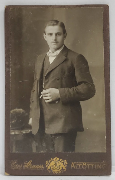 FOTOGRAF HANS STRAUSS , ALTOTTING , GERMANIA , BARBAT CU TIGARA , FOTOGRAFIE C.D.V. , SFARSITUL SEC. XIX