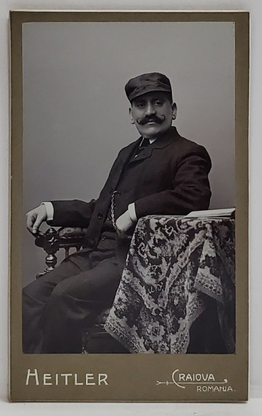 FOTOGRAF HEITLER , CRAIOVA , BARBAT PE FOTOLIU , IN STUDIO , FOTOGRAFIE C.D.V. , DATATA 1903 PE VERSO