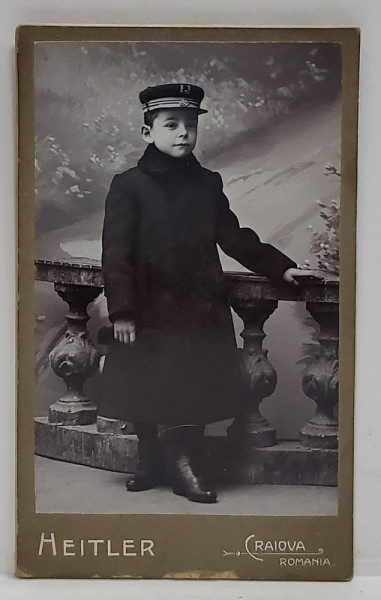 FOTOGRAF  HEITLER , CRAIOVA , COPIL CU SAPCA DE SCOLAR , FOTOGRAFIE C.D.V. , CCA . 1900