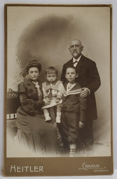 FOTOGRAF HEITLER , CRAIOVA , FAMILIE CU DOI COPII IN STUDIO , FOTOGRAFIE CABINET , CCA. 1900 , INVELITOARE ORIGINALA