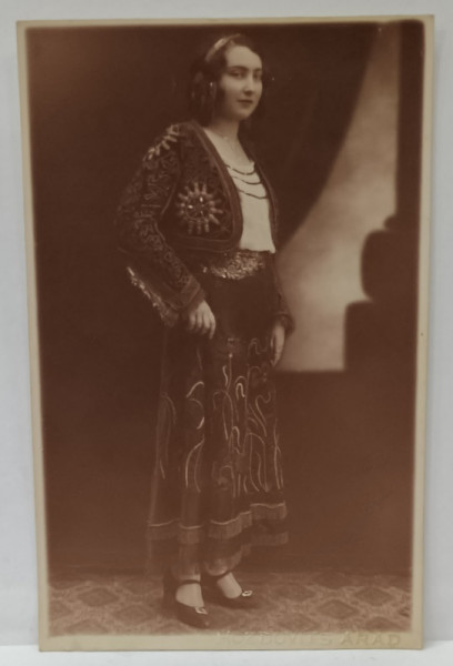 FOTOGRAF HOZDOVITS , ARAD  ,  TANARA IN STUDIO , FOTOGRAFIE FORMAT CARTE POSTALA , PERIOADA INTERBELICA