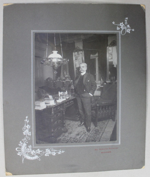FOTOGRAF HR. DURATZO , BUCURESTI , DOMN IN COSTUM IN FATA BIROULUI , INTERIOR , FOTOGRAFIE , 1908