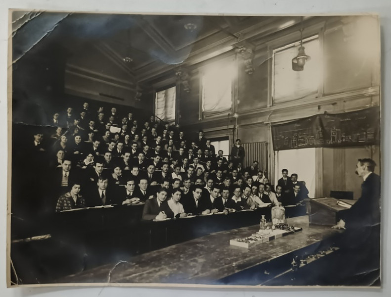 FOTOGRAF I. BERMAN , BUCURESTI , STUDENTI IN AMFITEATRU , CU PROFESOR LA CATEDRA , CURSUL DE CHIMIE ORGANICA , FOTGRAFIE , IANUARIE , 1929