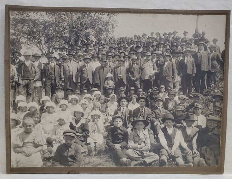 FOTOGRAF IONESCU - PLOIESTI , FOTOGRAFIE DE GRUP , COPII SI ADULTI , BUSTENARI , 1955