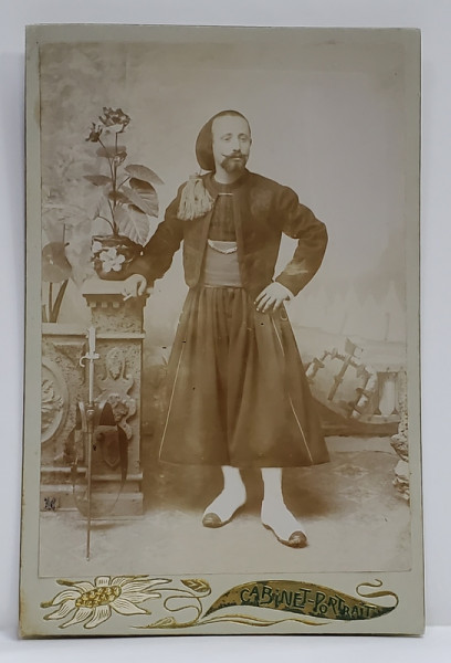 FOTOGRAF J. ADAMO , TUNIS , BARBAT IN HAINE ORIENTALE , FOTOGRAFIE TIP CABINET , SFARISTUL SEC. XIX