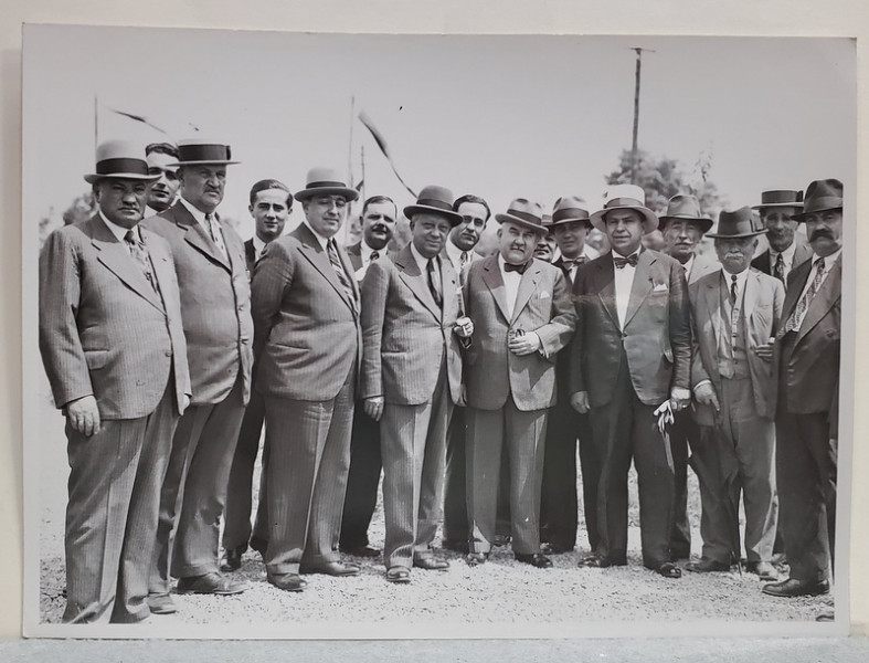 FOTOGRAF J. BERMAN , GRUP DE OFICIALITATI  LA O ZI FESTIVA , ANII  '30