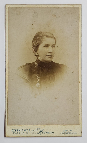 FOTOGRAF J. HERMANN , CERNAUTI , TANARA CU ROCHIE NEAGRA SI MEDALIE , FOTOGRAFIE TIP C.D.V. , SFARSITUL SEC. XIX