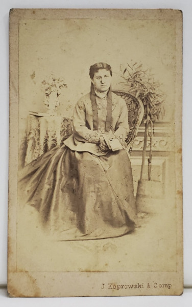 FOTOGRAF J. KOPROWSKI , DOAMNA PE FOTOLIU , FOTOGRAFIE TIP C.D.V. , SFARSITUL SEC. XIX