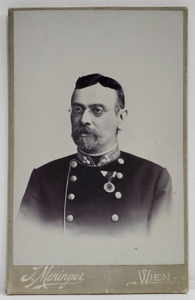 FOTOGRAF JOSEF MENINGER , VIENA , BARBAT IN UNIFORMA, CU DECORATIE , FOTOGRAFIE C.D.V. , CCA. 1900