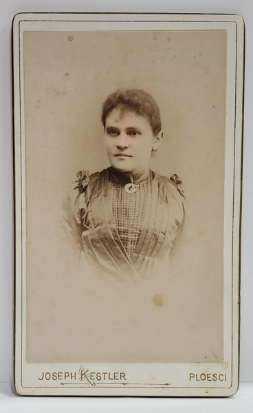 FOTOGRAF JOSEPH KESTLER , PLOIESTI , DOAMNA CU ROCHIE NEAGRA, IN STUDIO , FOTOGRAFIE C.D.V. , SFARSITUL SEC. XIX