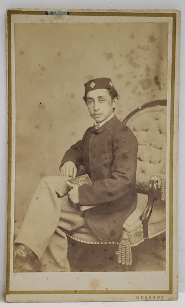 FOTOGRAF JUL. UDVARDY , CRAIOVA , TANAR ELEV PE FOTOLIU , FOTOGRAFIE C.D.V. , SFARSITUL SEC. XIX