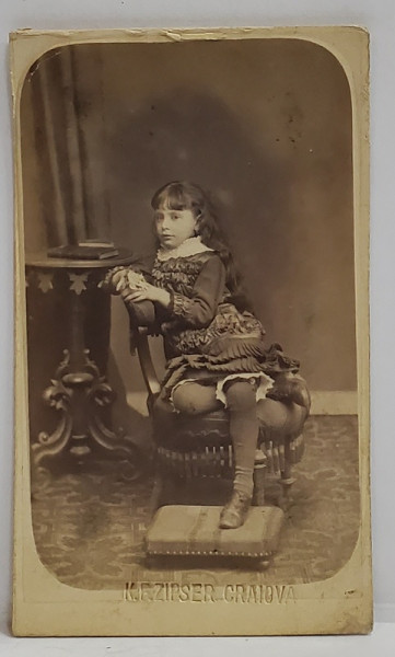 FOTOGRAF K. E ZIPSER , CRAIOVA , FETITA IN STUDIO , FOTOGRAFIE TIP C.D.V. , A DOUA  JUMATATE A SEC. XIX