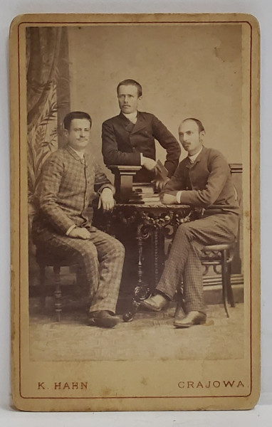 FOTOGRAF K. HAHN , CRAIOVA , TREI BARBATI LA MASA , KIN STUDIO , FOTOGRAFIE C.D.V. , SFARSITUL SEC. XIX