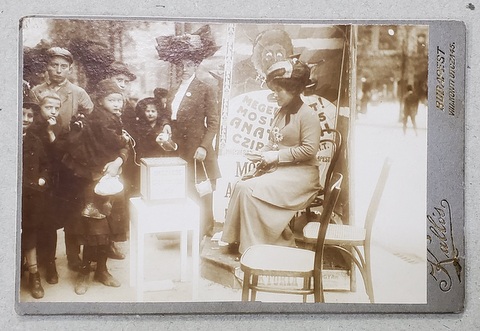 FOTOGRAF KALLOS OSZKAR , BUDAPESTA , SCENA DE STRADA LA O STRANGERE DE FONDURI , FEMEI SI COPII , FOTOGRAFIE TIP  CABINET , INCEPUTUL SEC. XX