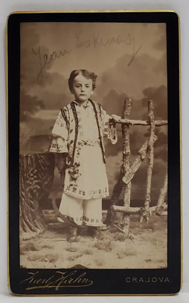 FOTOGRAF KARL HAHN , CRAIOVA , BAIETEL IN COSTUM POPULAR , FOTOGRAFIE C.D.V. , SFARSITUL SEC. XIX