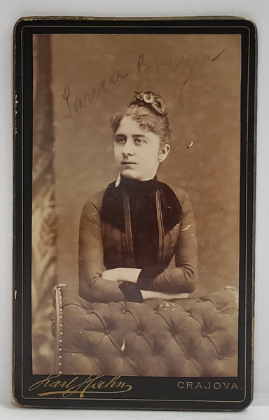 FOTOGRAF KARL HAHN , CRAIOVA , DOMNISOARA LANGA CANAPEA , FOTOGRAFIE C.D.V , SFARSITUL SEC. XIX