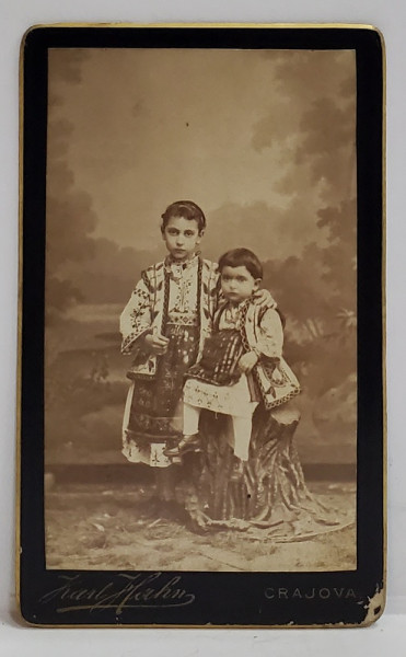 FOTOGRAF KARL HAN , CRAIOVA , DOI COPII IN COSTUME POPULARE , IN STUDIO , FOTOGRAFIE C.D.V. , SFARSIT DE SEC. XIX