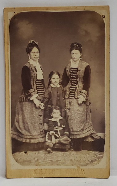 FOTOGRAF K.F. ZIPSER , CRAIOVA , FOTOGRAFIE DE GRUP , FEMEI SI COPII , FOTOGRAFIE C.D.V. , A DOUA JUMATATE A SEC. XIX , VEZI DESCRIERE !