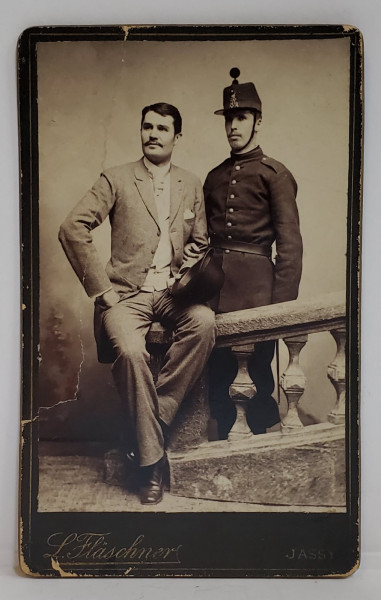 FOTOGRAF L. FLASCHNER , IASI , BARBAT IN UNIFORMA CU CHIPIU  SI UN CIVIL IN STUDIO , FOTOGRAFIE C.D.V. , SFARSITUL SEC. XIX