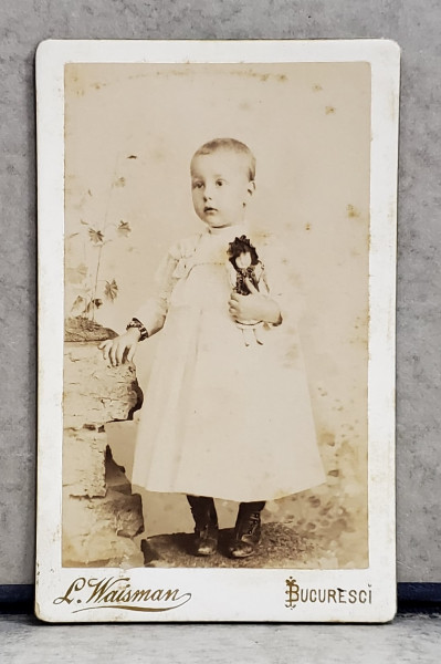 FOTOGRAF L. WAISMAN , BUCURESTI , FETITA CU PAPUSA , FOTOGRAFIE TIP C.D.V. , SFARISTUL SEC. XIX