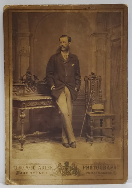 FOTOGRAF LEOPOLD ADLER , BRASOV , DOMN CU FAVORITI IN STUDIO , FOTOGRAFIE CABINET , A DOUA JUMATATE A SEC. XIX