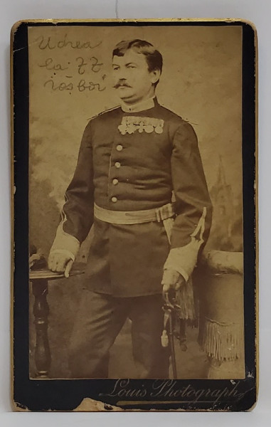 FOTOGRAF LOUIS , BUCURESTI , OFITER IN UNIFORMA , CU DECORATII SI SABIE , FOTOGRAFIE C.D.V. , SFARSITUL SEC. XIX