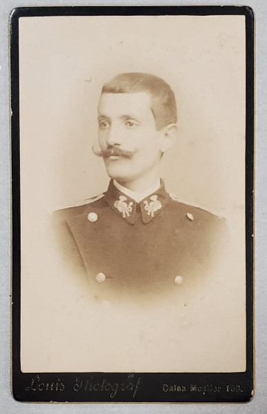 FOTOGRAF LOUIS , BUCURESTI , TANAR IN UNIFORMA POSTEI ROMANE , FOTOGRAFIE C.D.V. , SFARSITUL SEC. XIX