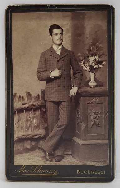 FOTOGRAF M. SCHWARZ , BUCURESTI , TANAR IN COSTUM , FOTOGRAFIE C.D.V. ,  SFARSITUL SEC. XIX