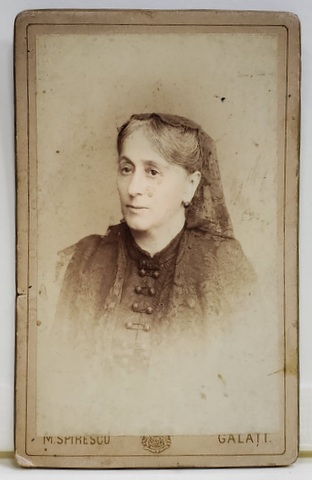 FOTOGRAF M. SPIRESCU , GALATI , DOAMNA CU BATIC NEGRU , FOTOGRAFIE TIP C.D.V. , SFARSITULSEC. XIX