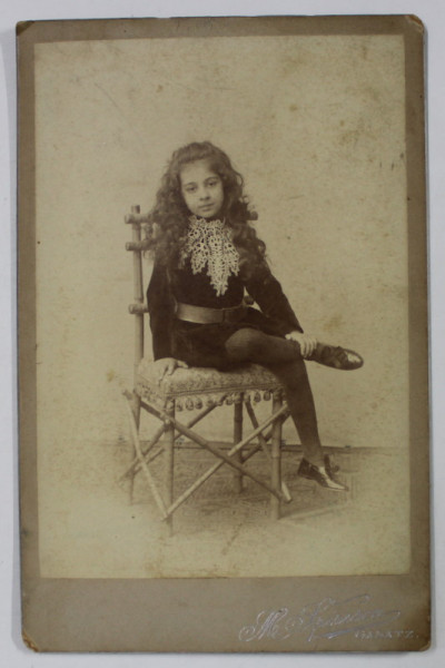FOTOGRAF M. SPIRESCU , GALATI , FETITA CU GULER DIN DANTELA , FOTOGRAFIE CABINET , SFARSITUL SEC. XIX
