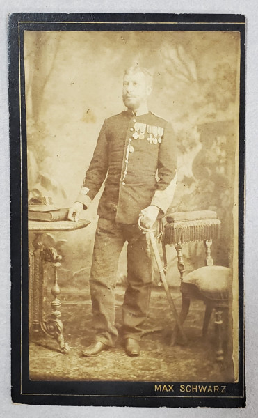 FOTOGRAF MAX SCHWARZ , BUCURESTI , OFITER DE CAVALERIE , CU UNIFORMA , DECORATII SI SABIE , IN STUDIO , FOTOGRAFIE C.D.V. , SFARSITUL SEC. XIX