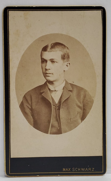 FOTOGRAF MAX SCHWARZ , BUCURESTI, TANAR IN STUDIO , FOTOGRAFIE C.D.V. , SFARSITUL SEC. XIX